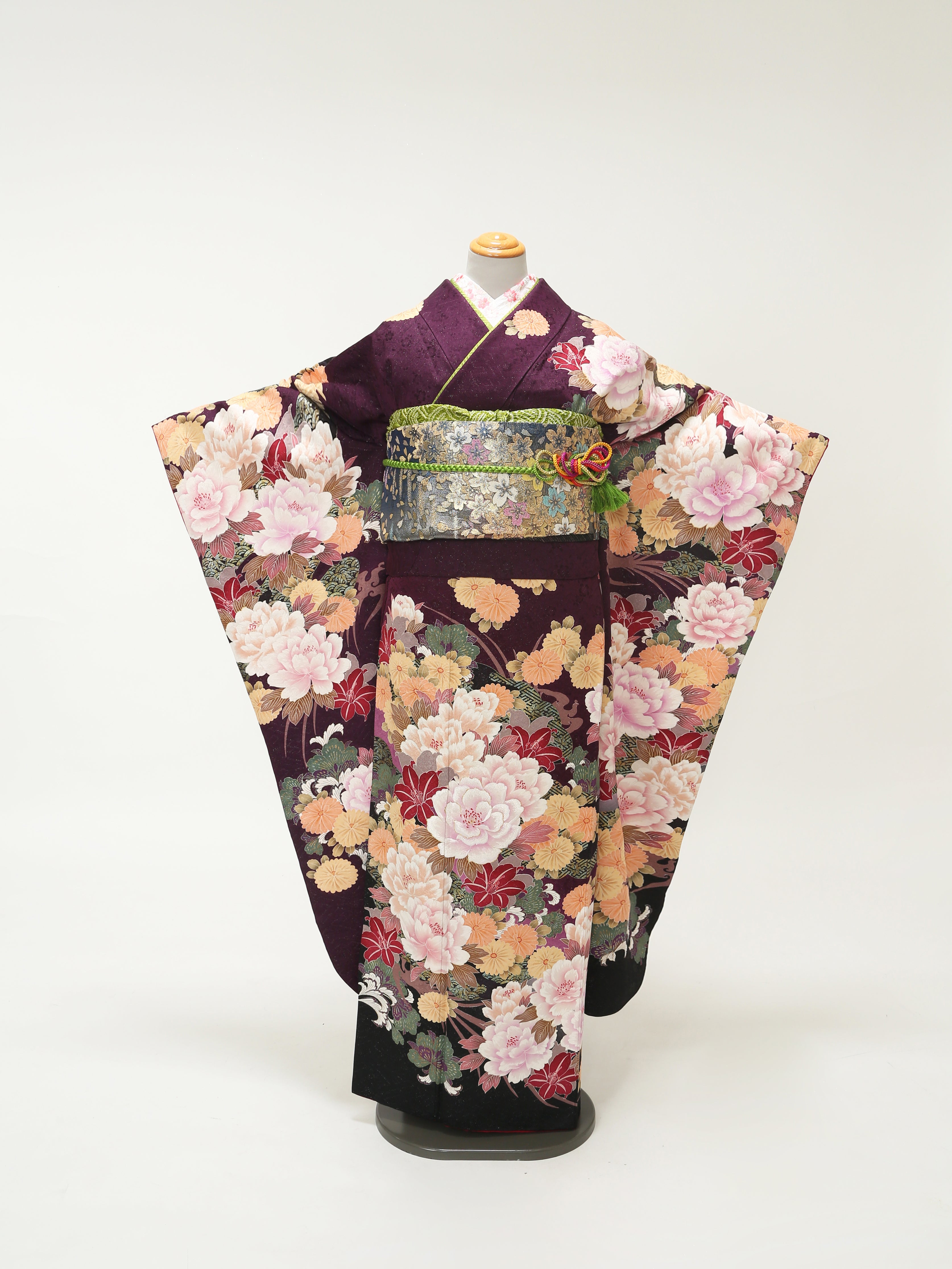 銀通し　牡丹　桜花模様　鞠　振袖　晴れの日　成人式　卒業式　着物　092w p 銀通し 牡丹 桜花模様 鞠 振袖 晴れの日 成人式 卒業式 着物 092w p
