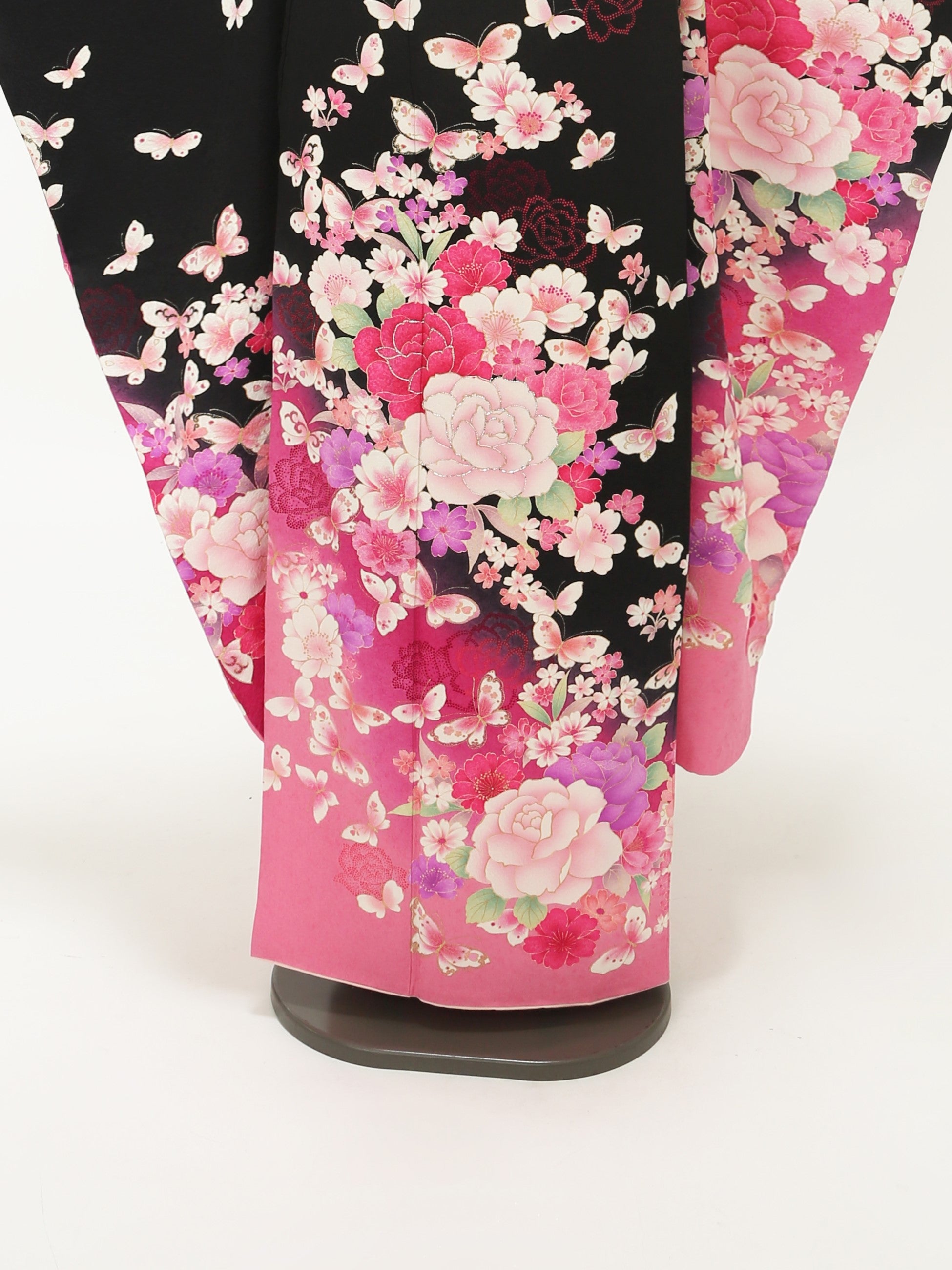 振袖成人式用 - 最大1ヶ月レンタル】黒地裾ピンクバラ – Rinto Kimono